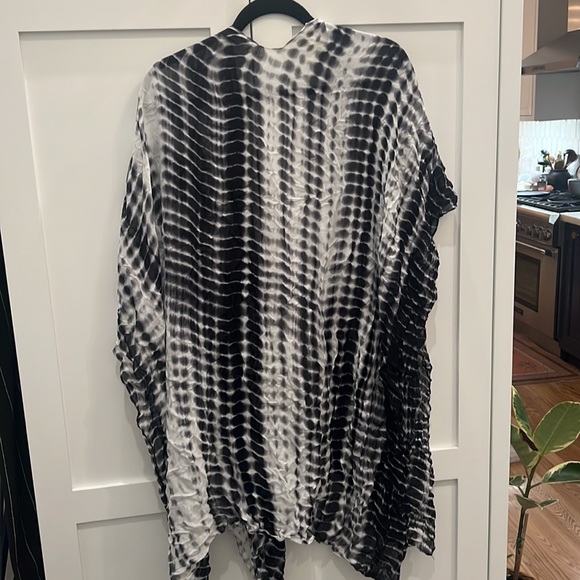 Michael Stars Black and White Ikat Sarong, Scarf, Wrap NWOT - Picture 8 of 8